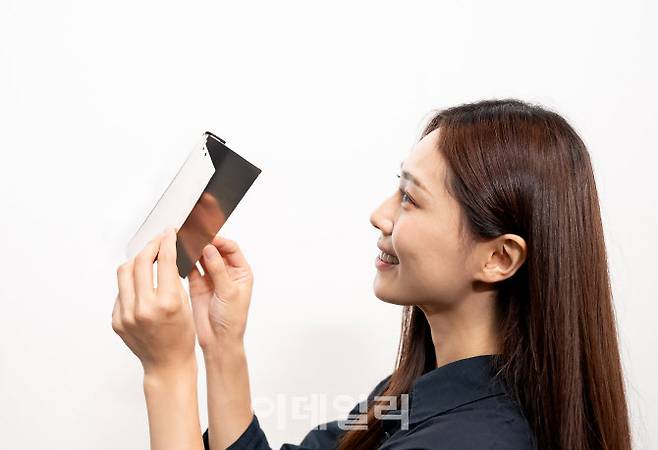 삼성디스플레이의 신제품 폴더블 패널에 탑재된 티타늄 플레이트.(사진=삼성디스플레이)