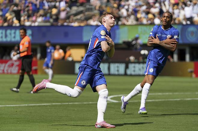 미국 뉴저지 이스트러더퍼드에서 열린 클럽 월드컵 결승전 전반전, 첼시의 콜 파머(왼쪽)가 파리 생제르맹을 상대로 골을 넣은 뒤 환호하고 있다.