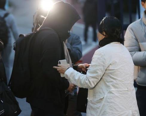 지난해 11월 16일 서울 종로구 경복고 앞에서 한 수험생이 부모님의 응원을 받으며 시험장으로 들어서고 있다. 〈사진=연합뉴스〉