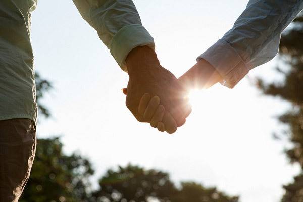 한국의 젊은 남성들은 자상하다는 일부의 평가를 받고 있다. 나이 들어도 이런 자상함이 가사 분담 등으로 유지되는 것이 과제이다.  [사진=클립아트코리아]