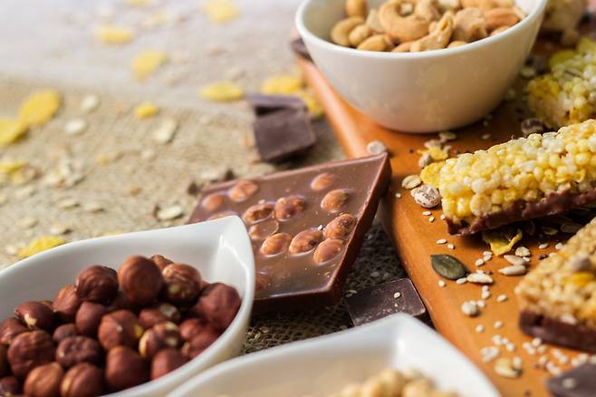 에너지바, 초콜릿, 빵 등 단백질 함량을 높인 건강 스낵의 매출 성장세가 가파르다. [사진=게티이미지뱅크]