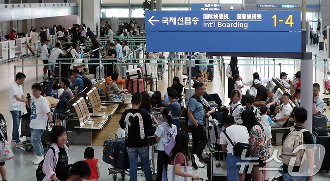여름 휴가철 인천국제공항 출국장이 여행객으로 붐비고 있다/뉴스1 ⓒ News1 박세연 기자