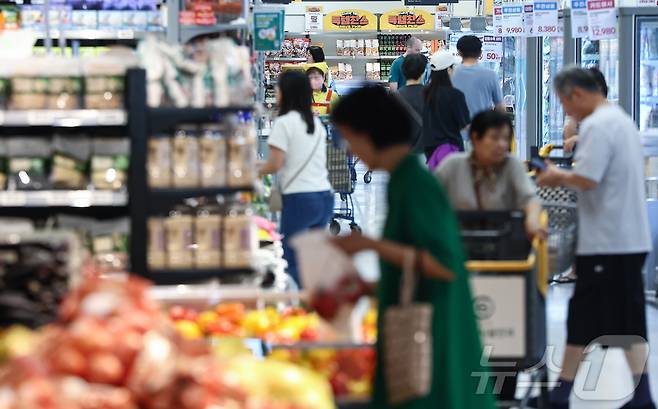 서울 시내 대형마트에서 시민들이 장을 보는 모습. 2025.7.16/뉴스1 ⓒ News1 김도우 기자