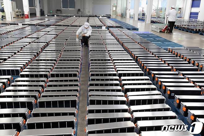 중국 난징에 있는 자동차 배터리용 리튬 제련 공장. 노동자가 제품을 살펴보고 있다.  ⓒ AFP=뉴스1 ⓒ News1 박형기 기자