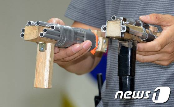 2016년 '오패산터널 총격' 사건에서 사용된 사제 총기를 수사관이 공개하고 있다. 당시 범인도 유튜브를 통해 해당 총기 제작방법을 익힌 것으로 알려졌다. ⓒ News1 황기선 기자