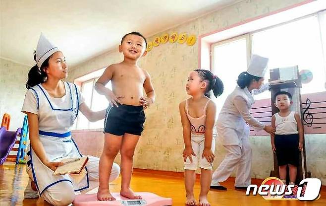 (평양 노동신문=뉴스1) = 북한은 지난 2022년 "탁월한 수령의 영도 밑에 민족사적 사변들을 아로새긴 위대한 승리의 해"라며 그 중에서도 "위대한 당의 후대사랑의 힘에 떠받들려 혁명이 전진하고 조국이 강해지고 있다"라고 선전했다. [국내에서만 사용가능. 재배포 금지. DB 금지. For Use Only in the Republic of Korea. Redistribution Prohibited] rodongphoto@news1.kr