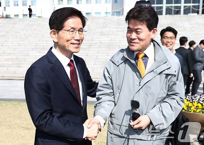 대선 출마를 선언한 김문수 전 고용노동부 장관이 지난 4월 11일 오전 서울 여의도 국회 본청 앞에서 열린 '연금개악 규탄집회'에 참석해 한국사 강사 전한길 씨와 인사하고 있는 모습. 2025.4.11/뉴스1 ⓒ News1 김민지 기자