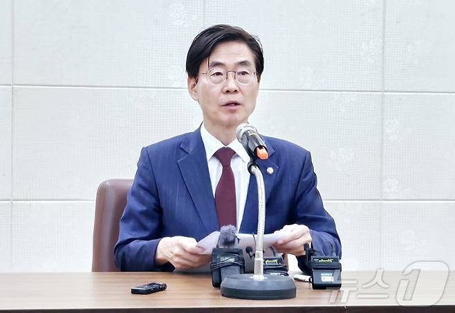 8·22 국민의힘 전당대회 당 대표 출마를 선언한 조경태 의원(부산 사하구을)이 22일 대구시의회 회의실에서 기자회견을 열고 취재진 질문에 답변하고 있다. 2025.7.22/뉴스1 ⓒ News1 남승렬 기자