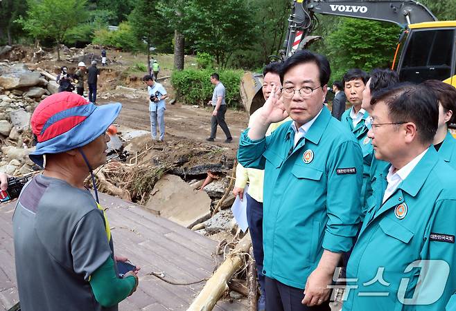 송언석 국민의힘 비상대책위원장이 21일 오후 경기도 가평군 가평읍 용추계곡 수해지역에서 현장을 점검하고 있다. 2025.7.21/뉴스1 ⓒ News1 김명섭 기자