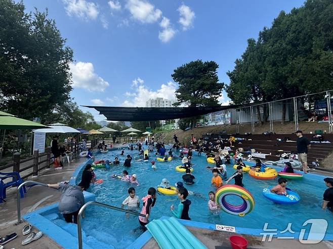 2024년 두계천 생태공원 물놀이장 전경.(계룡시 제공.재판매 및 DB금지)/뉴스1