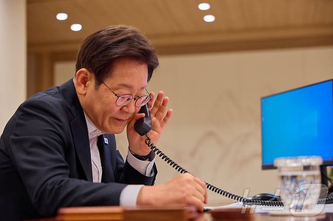이재명 대통령이 17일 서울 용산 대통령실 청사에서 레젭 타입 에르도안 튀르키예 대통령과 전화 통화를 하고 있다. (대통령실 제공. 재판매 및 DB금지) 2025.7.17/뉴스1 ⓒ News1 이재명 기자