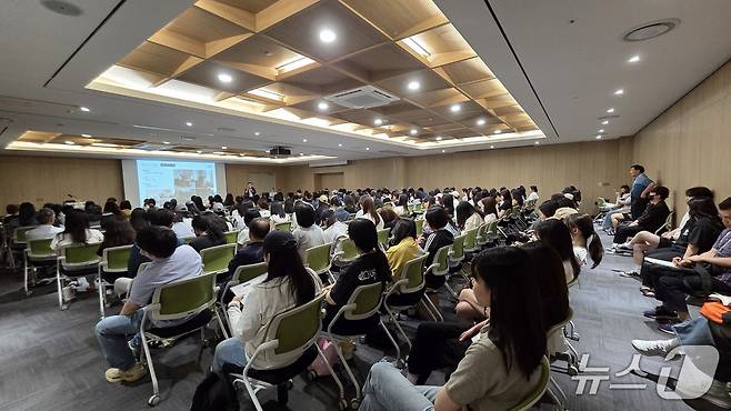 김재영 태능고양이병원 원장이 20일 수원컨벤션센터에서 열린 경기수의컨퍼런스에서 강의를 하고 있다. ⓒ 뉴스1