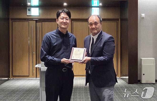 우연철 대한수의사회 부회장(오른쪽)이 20일 김용선 본동물의료센터 원장에게 표창패를 전달하고 있다. ⓒ 뉴스1