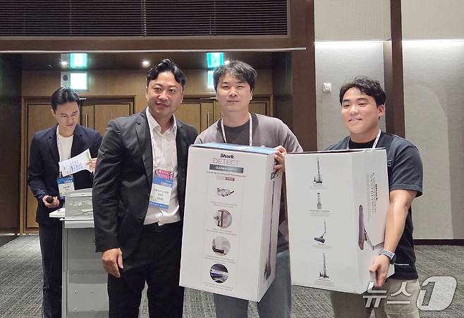 황정연 서울시수의사회 회장(왼쪽 두 번째)이 20일 경기도수의사회 회원에게 경품을 전달하고 있다. ⓒ 뉴스1