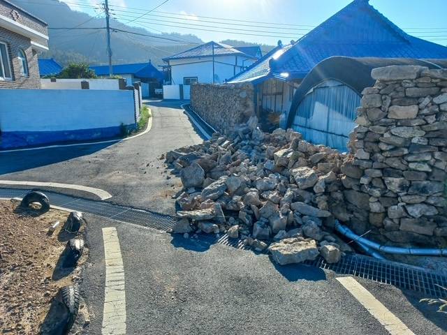 담장이 무너져 내린 신안 비금면 모습(국가유산청 제공)