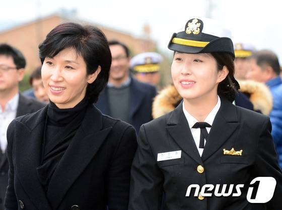 최태원 SK그룹 회장 차녀 최민정 해군 중위가 청해부대 19진으로 소말리아 아덴만 파병 임무를 무사히 마치고 귀국한 후 23일 해군작전사령부 부산기지에서 열린 입항 환영식에 참석해 어머니인 노소영 아트센터 나비 관장과 함께 이동하고 있다. 2015.12.23/뉴스1 ⓒ News1 이승배 기자