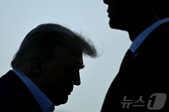 도널드 트럼프 미국 대통령이 6월 24일(현지시간) 메릴랜드주 앤드류스 합동 기지에서 에어포스원에 탑승하고 있다. 트럼프 대통령은 24~25일 네덜란드 헤이그에서 열리는 북대서양조약기구(NATO, 나토) 정상회의에 참석할 예정이다. 2025.06.24 ⓒ AFP=뉴스1 ⓒ News1 류정민 특파원