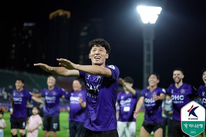 승리 후 기뻐하는 김보경(가운데)(한국프로축구연맹 제공)