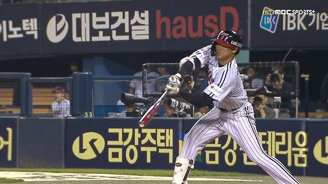 LG 이영빈이 서울 잠실구장에서 열린 2025 KBO리그 정규시즌 한화전 7회말 스윙을 참고 있다. 체크스윙 판정에 들어갔고 볼로 선언됐다. 사진 | 티빙