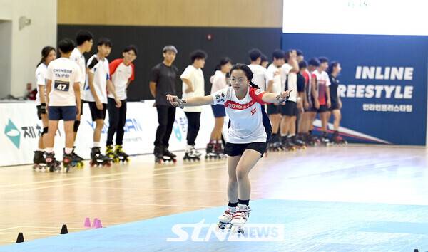 22일 오후 충북 제천시에 위치한 어울림체육관에서 '제20회 아시아 롤러스케이팅 선수권대회' 인라인 프리스타일 남녀 슬라이드 경기가 진행되고 있다. /사진(제천)=강명호 기자