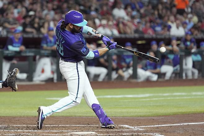 애리조나 다이아몬드백스 에이유헤니오 수아레즈가 NL 홈런 선두로 올라서면서 트레이드 시장에서 더욱 주목받게 생겼다. AP연합뉴스