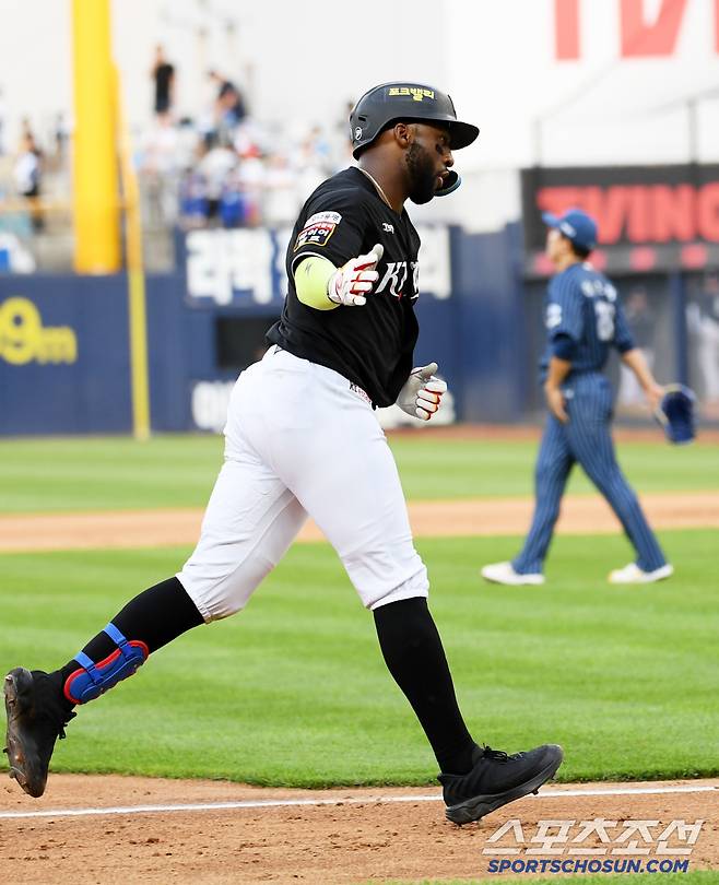 15일 대구 라이온즈파크에서 열린 삼성 라이온즈와 KT 위즈의 경기. 6회초 2사 2루 KT 로하스가 투런포를 날린 뒤 환호하고 있다. 대구=박재만 기자 pjm@sportschosun.com/2025.06.15/