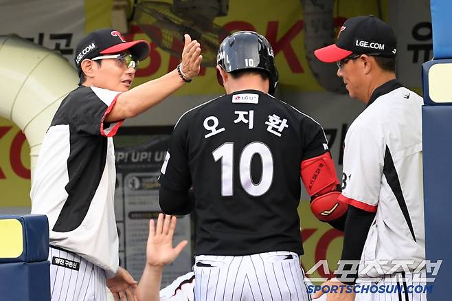 6일 대구 라이온즈파크에서 열린 삼성 라이온즈와 LG 트윈스의 경기. 5회초 LG 오지환이 솔로포를 터뜨리자 염경엽 감독이 반기고 있다. 대구=박재만 기자 pjm@sportschosun.com/2025.07.06/