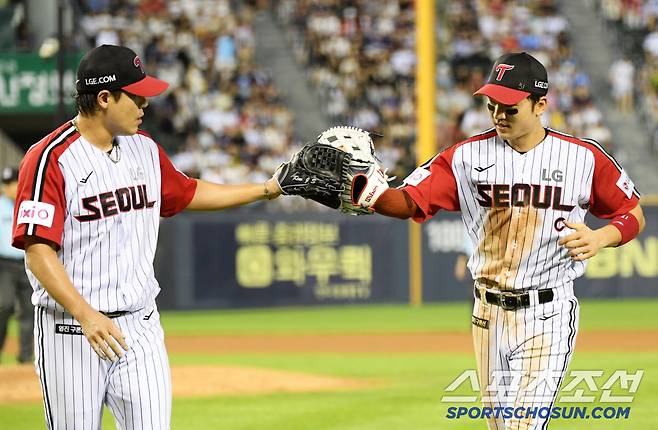 20일 잠실구장에서 열린 LG 트윈스와 롯데 자이언츠의 경기. LG 김진성과 박해민이 하이파이브를 하고 있다. 잠실=박재만 기자 pjm@sportschosun.com/2025.07.20/