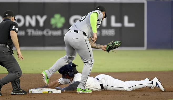 Tampa Bay Rays' Ha-Seong Kim, bottom right, steals second base before a tag by Chicago White Sox second baseman Lenyn Sosa, top right, during the second inning of a baseball game Monday, July 21, 2025, in Tampa, Fla. (AP Photo/Jason Behnken)

<저작권자(c) 연합뉴스, 무단 전재-재배포, AI 학습 및 활용 금지>
