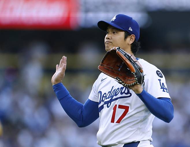 오타니가 1회 투구 도중 포수 윌 스미스와 사인을 교환하고 있다. AFP연합뉴스