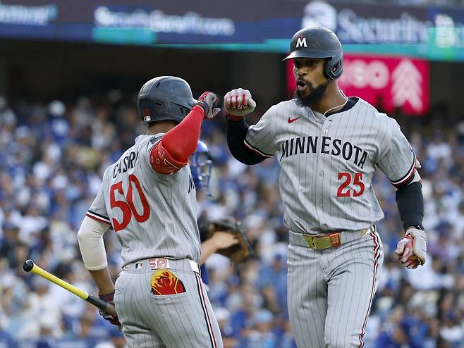 미네소타 바이런 벅스턴이 1회초 선두타자 홈런을 터뜨리고 들어와 윌리 카스트로와 팔뚝을 맞대며 포효하고 있다. AFP연합뉴스