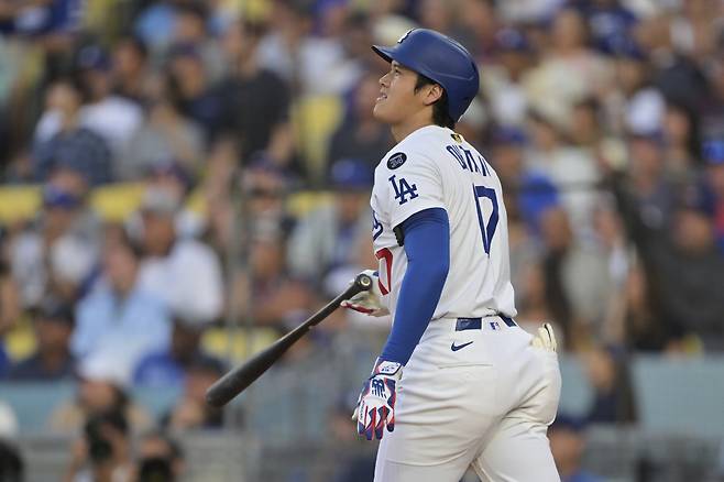 LA 다저스 오타니 쇼헤이가 1회말 중월 투런포를 날린 뒤 타구를 바라보며 배트플립을 하고 있다. AP연합뉴스