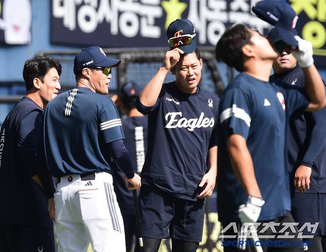 두산 조성환 감독대행에게 인사를 하고 있는 한화 선수들.