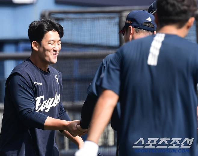 조성환 대행에게 인사하는 한화 최재훈.