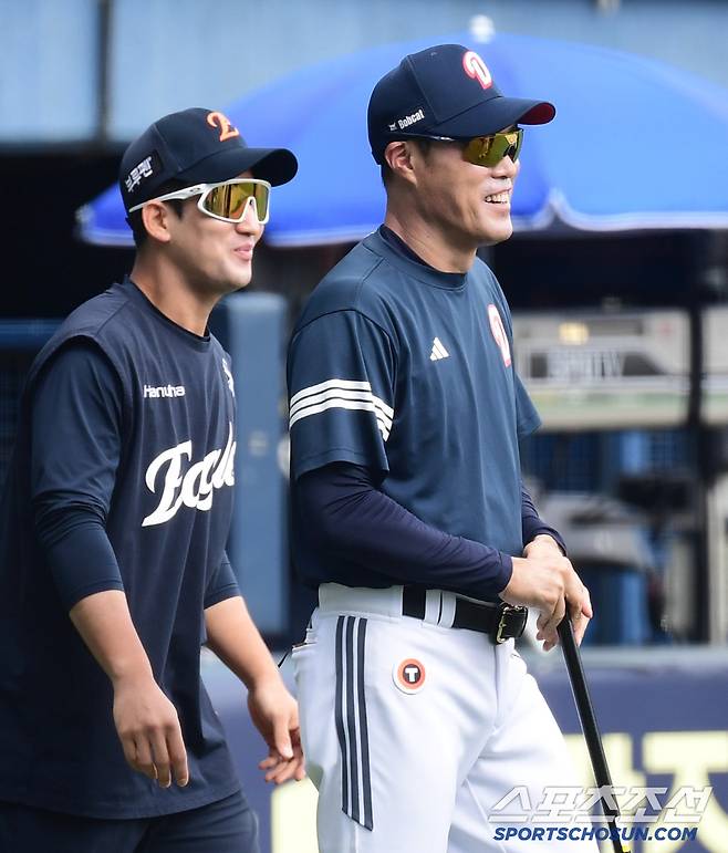 한화 선수들의 인사에 밝은 미소로 답하는 조성환 대행.