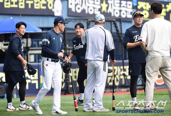 잠실구장 찾은 한화 선수들과 인사를 나누고 있는 두산 조성환 감독대행.