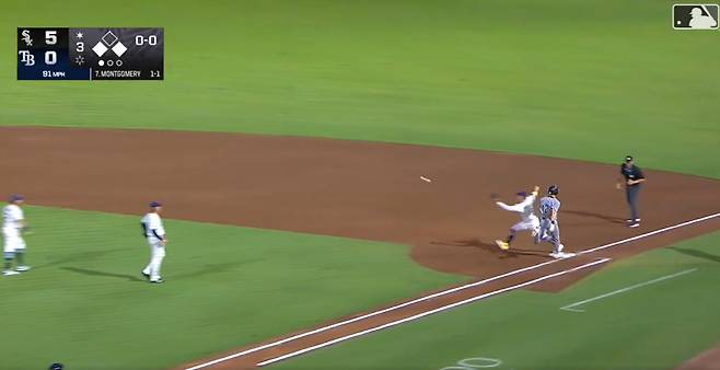 탬파베이 유격수 김하성의 1루 송구가 1루 베이스 왼쪽으로 크게 치우며 들어오고 있다. 1루 베이스 커버에 들어간 탬파베이 2루수 월스가 베이스를 벗어나 왼쪽으로 이동해 간신히 잡아냈다. 

MLB TV중계화면 캡쳐.