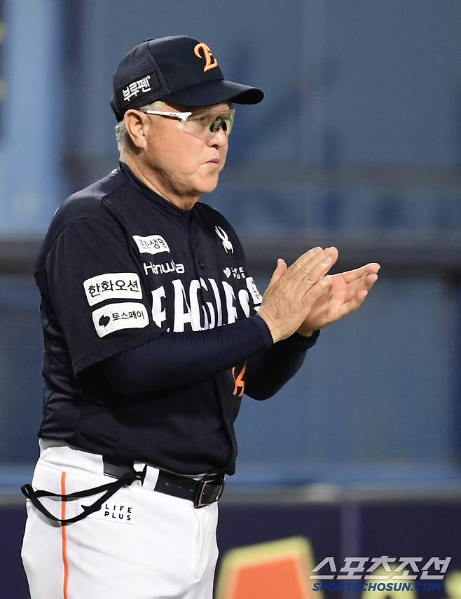 22일 잠실야구장에서 열린 KBO리그 두산과 한화의 경기. 한화가 두산에 승리하며 10연승을 달성했다. 경기 종료 후 선수들에게 박수를 보내고 있는 김경문 감독. 잠실=송정헌 기자songs@sportschosun.com/2025.07.22/
