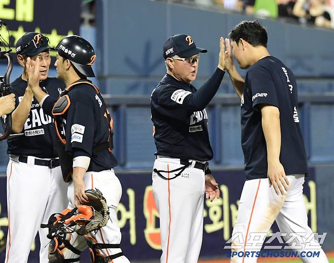 22일 잠실야구장에서 열린 KBO리그 두산과 한화의 경기. 한화가 두산에 승리하며 10연승을 달성했다. 경기 종료 후 승리의 기쁨을 나누고 있는 한화 선수들. 잠실=송정헌 기자songs@sportschosun.com/2025.07.22/