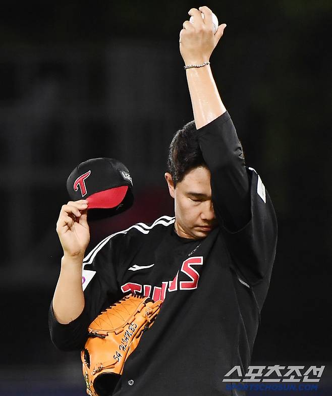 22일 광주 기아 챔피언스필드에서 열린 LG-KIA전. 8회말 1사 만루 대타 한준수에게 2타점 역전 적시타를 허용한 유영찬이 아쉬워하고 있다. 광주=정재근 기자 cjg@sportschosun.com/2025.7.22/