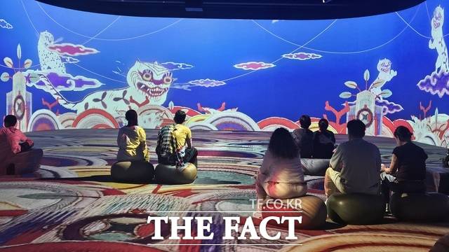 국립중앙박물관 상설전시관의 디지털실감영상관에서는 '어흥, 호랑이-용맹하게, 신통하게, 유쾌하게'가 상영된다. 넷플릭스 애니메이션 영화 '케이팝 데몬 헌터스'에 등장한 호랑이 더피(Derpy) 캐릭터가 주목을 받는 가운데 해당 영상 역시 호랑이가 등장하는 작품으로 관람객들의 눈길을 끌고 있다. /김명주 기자