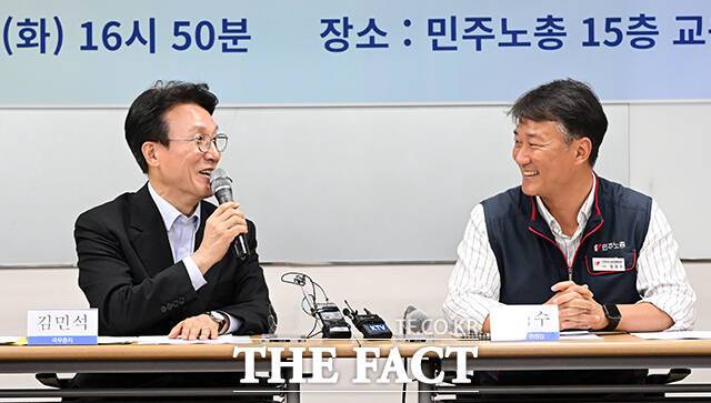 김민석 국무총리(왼쪽)가 22일 오후 서울 중구 민주노총을 방문해 양경수 위원장을 바라보며 모두발언을 하고 있다. /임영무 기자