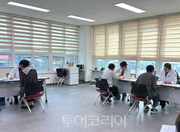 치매 조기 예측 및 정밀 진단 검사를 위한 문답 및 인지 선별 검사를 하고 있다. /사진-보성군
