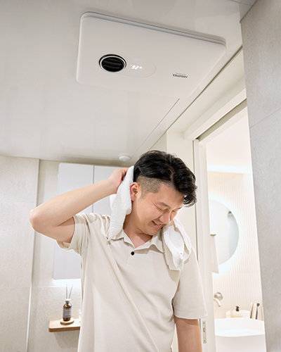 환기와 제습, 온풍, 드라이 기능이 있는 올인원 욕실 환기가전 휴젠뜨 노바 덕분에 욕실 사용이 잦아도 언제나 쾌적함이 유지된다.