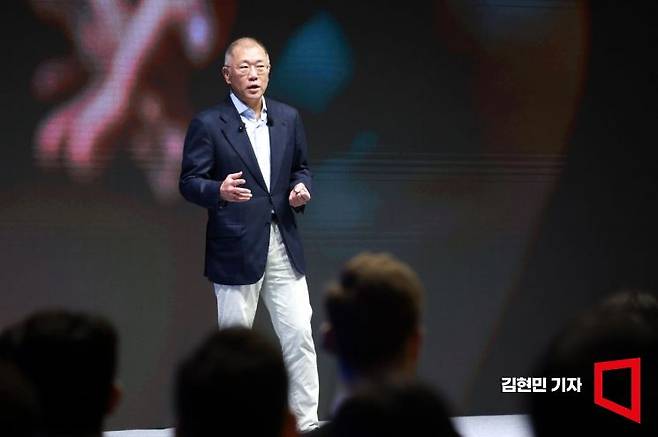 정의선 현대차그룹 회장이 지난 1월 경기 고양시 현대모터스튜디오에서 열린 '2025 현대차그룹 신년회'에서 발언하고 있다. 김현민 기자