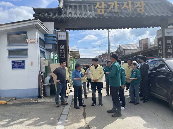 노용석 중소벤처기업부 차관이 20일 경남 합천 삼가시장을 방문해 수해 피해 현장을 점검하고 있다.