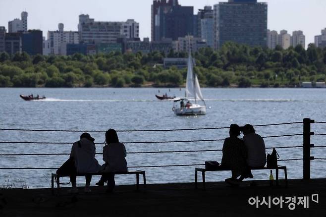 주 4일 근무제는 생산성 저하에 대한 우려로 기업들이 도입을 주저해온 제도다. 이번 연구는 회사 전체의 생산성을 직접 측정하진 않았지만, 직원들이 업무 시간 내 더 집중력 있게 일해 업무 효율이 높아졌을 가능성을 제시했다.