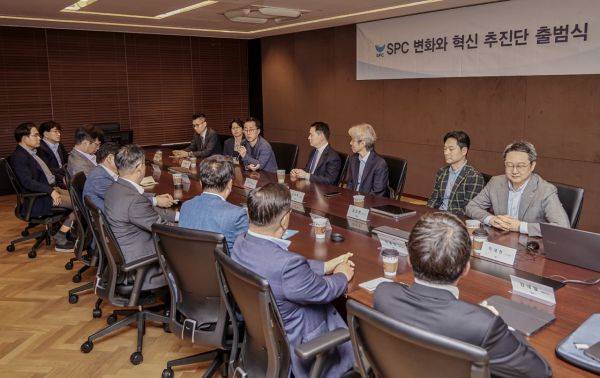 서울 양재동 SPC그룹 본사에서 21일 열린 '변화와 혁신 추진단' 출범식에서 송영수 파리크라상 노조위원장이 발언하고 있다. 뒷줄 가운데가 허진수 변화와 혁신 추진단 의장. SPC그룹