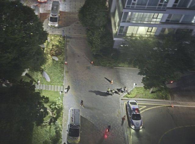 총기 사건 현장에 출동한 경찰과 소방 당국. 연합뉴스