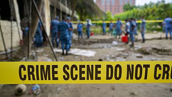 수업을 마치고 학생들이 교실에서 나오는 순간 F-7 전투기가 학교로 추락했다